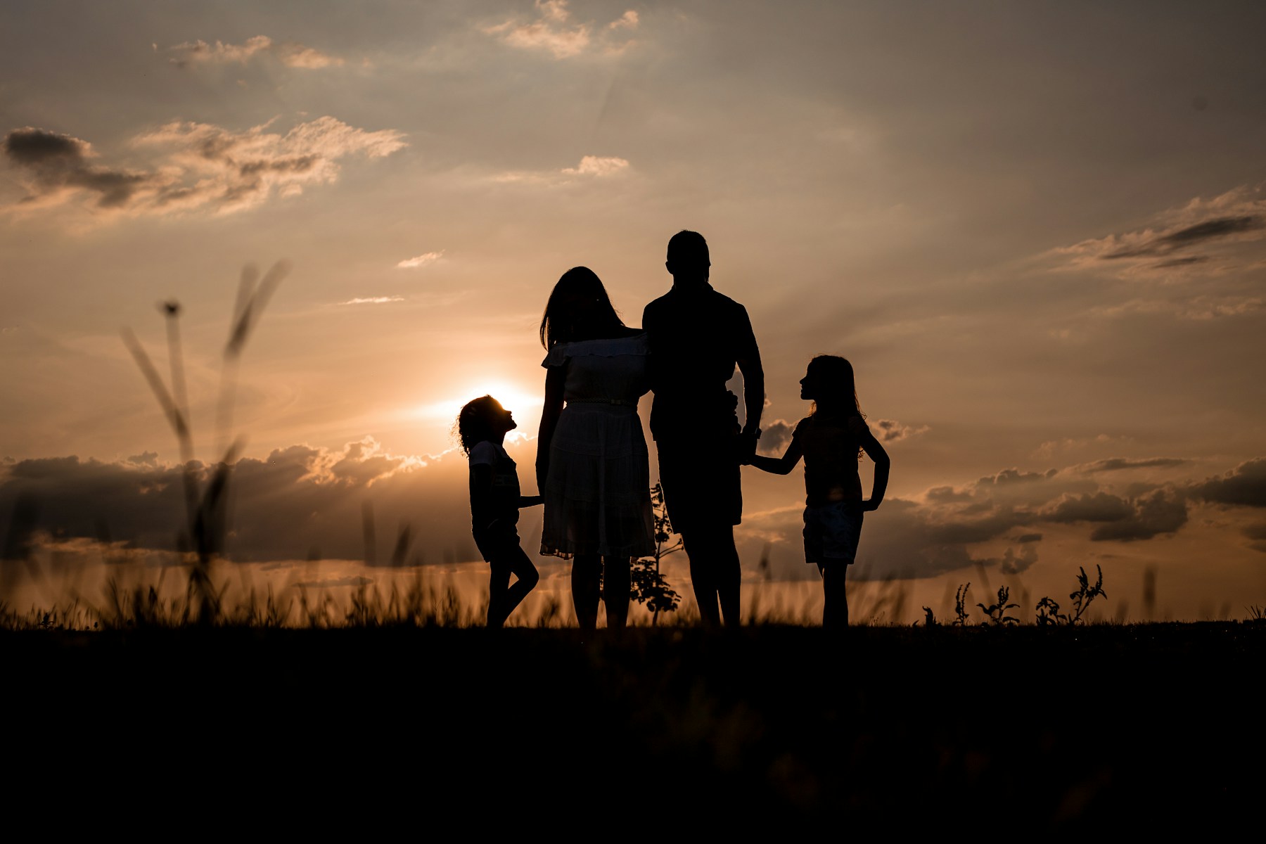 Família reunida ao pôr do sol, representando liberdade e qualidade de vida